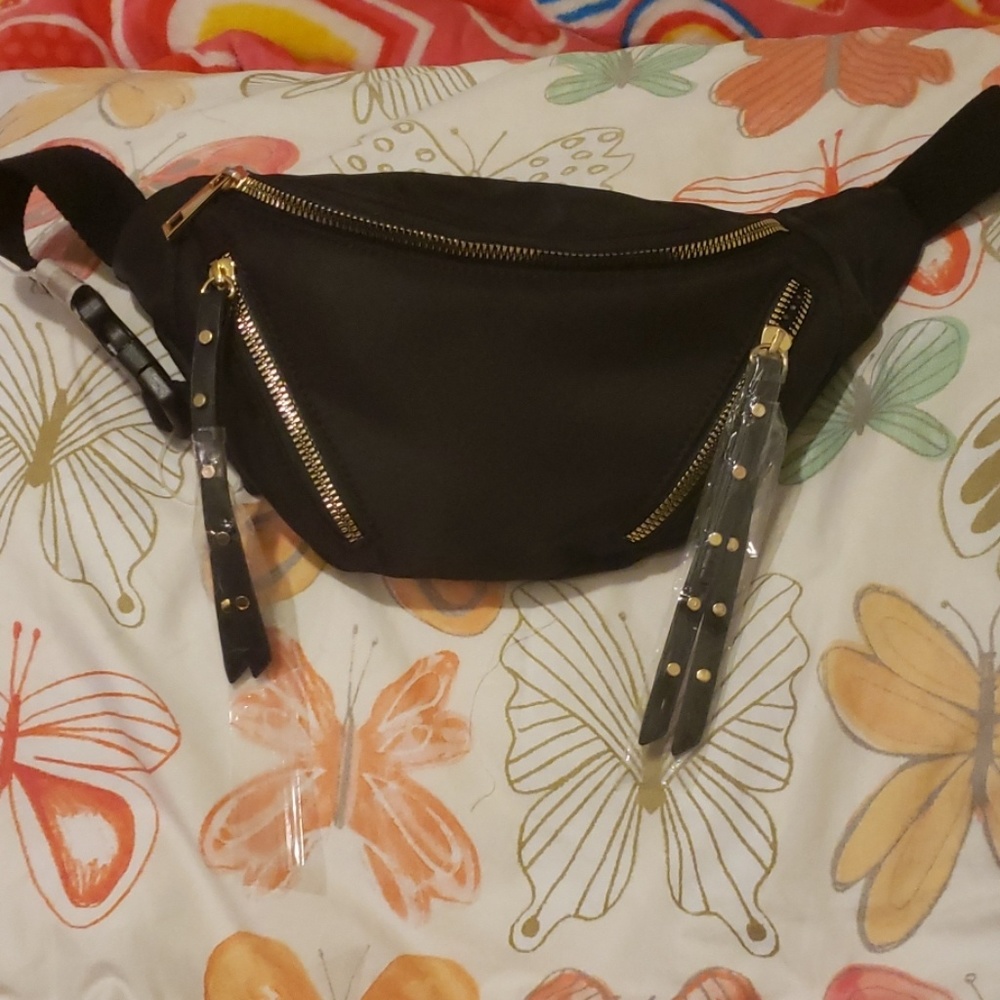 Fanny pack with zipper